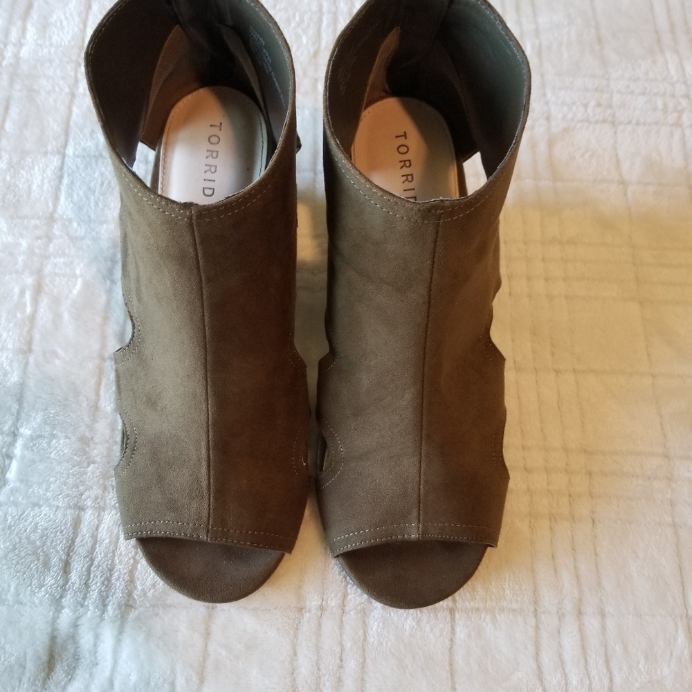 IGUC TORRID Faux Suede Peep Toe Wedges